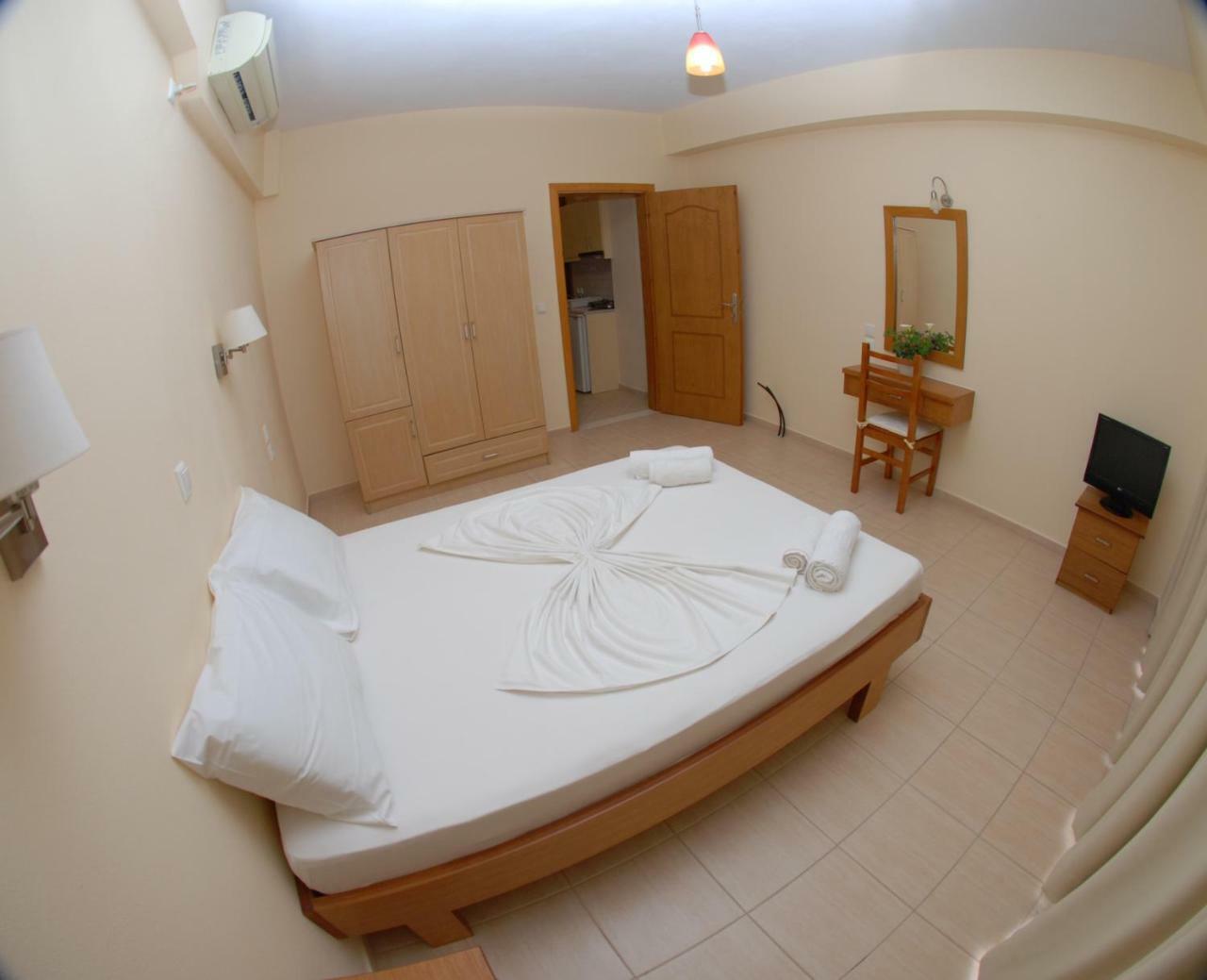 Nikos Hotel&Apartments Sarandë Buitenkant foto